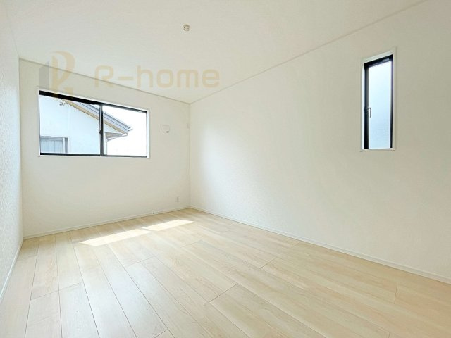 土浦市乙戸南第6　新築戸建て　2号棟の洋室|2面窓の風通しの良い洋室です♪差し込む暖かな陽当たりで、室内がくつろげる空間に早変わりです♪