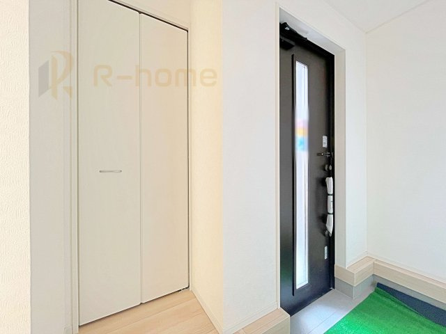 土浦市乙戸南第6　新築戸建て　2号棟の玄関|気持ちよくご家族やゲストを送迎できる穏やかな雰囲気の玄関♪