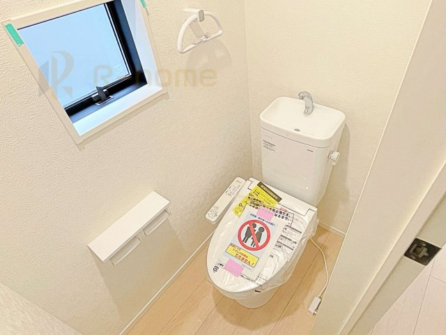 土浦市乙戸南第6　新築戸建て　2号棟のトイレ|温水洗浄便座付きのトイレ。
トイレが２ヵ所設置で朝の忙しい時間でも安心です。