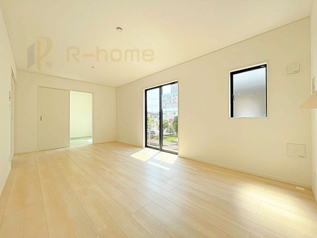 土浦市乙戸南第6　新築戸建て　2号棟の居間・リビング|リビングには開口部を可能な限り多く設けました。人が集まる場所なので開放感が必要な場所だと思います。