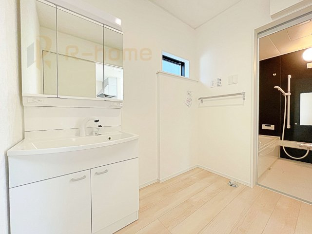 土浦市乙戸南第6　新築戸建て　2号棟の洗面所|清潔感溢れる洗面台は嬉しい三面鏡付き。洗剤や歯ブラシなどもすっきり収納できます♪