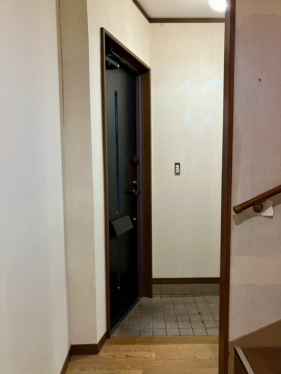 浅間町戸建の玄関