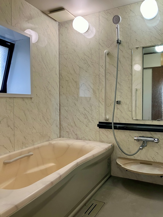 浅間町戸建の浴室