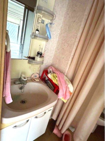 新須賀町３丁目　中古戸建の洗面所|洗面台 忙しい朝の身支度をスムーズにする洗面スペースは、必要なものが手に届く範囲に収まる機能的なレイアウト。