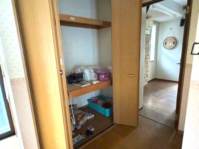 新須賀町３丁目　中古戸建の収納|収納 リビングに収納が多いので、より良い生活空間を確保できます。