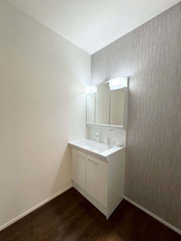 ーBloomーブルームー小倉南区北方３丁目3期　【小倉南区　新築戸建て】の独立洗面台|朝の身支度に便利な三面鏡の化粧台♪【小倉南区　新築戸建て】