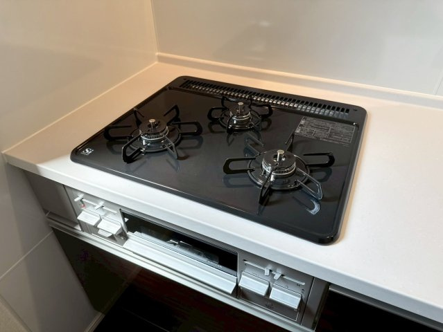 ーBloomーブルームー小倉南区北方３丁目3期　【小倉南区　新築戸建て】のキッチン|３口ガスコンロのシステムキッチン♪【小倉南区　新築戸建て】