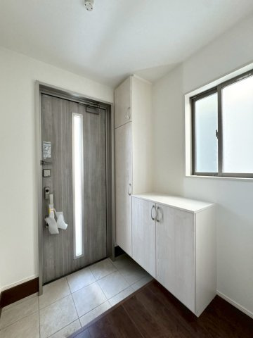 ーBloomーブルームー小倉南区北方３丁目3期　【小倉南区　新築戸建て】の玄関|シューズボックス完備の明るい玄関♪　【小倉南区　新築戸建て】