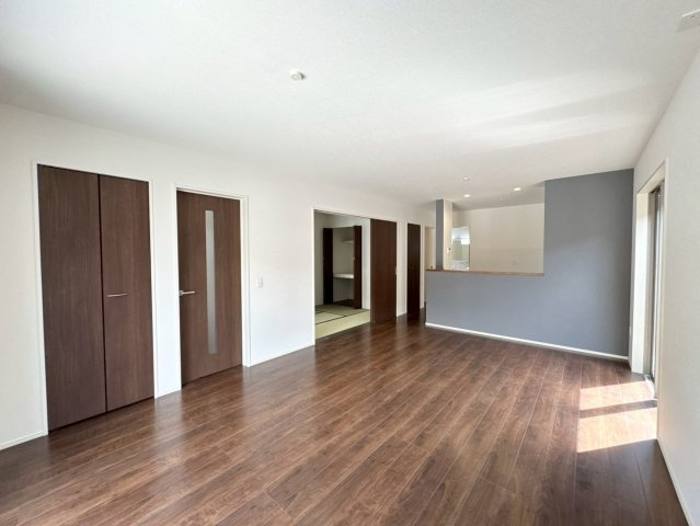 ーBloomーブルームー小倉南区北方３丁目3期　【小倉南区　新築戸建て】の居間・リビング|日当たりもよく開放的なリビングダイニング♪　【小倉南区　新築戸建て】