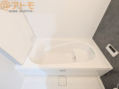 【浴室】 | 葵区羽鳥4丁目　戸建　2号棟 | お子様やお年寄りが使いやすいだけでなく、半身浴にも便利なベンチタイプの湯舟です。お湯の節約にも！