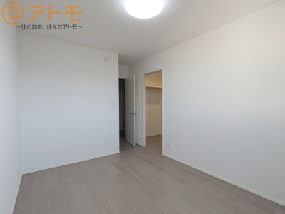 【寝室】 | 葵区羽鳥4丁目　戸建　2号棟 | 収納スペースもしっかり確保したお部屋は、収納家具の数も減らせるのでお部屋を広く使えます！