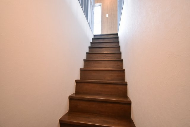 クレスト甲東園A棟のその他|階段