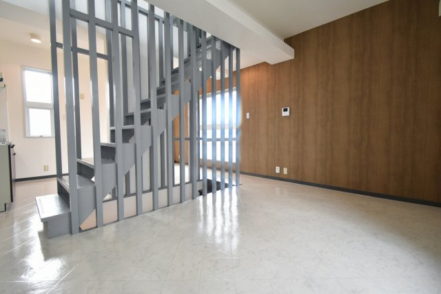 クレスト甲東園A棟の居間・リビング|2F14帖リビング