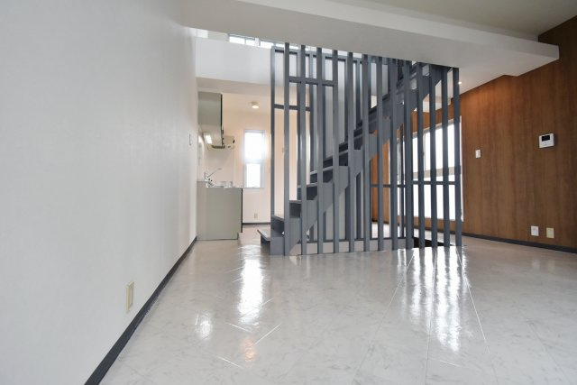 クレスト甲東園A棟の居間・リビング|2F14帖リビング