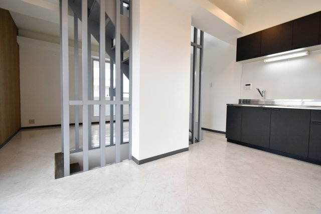 クレスト甲東園A棟の居間・リビング|2F14帖リビング