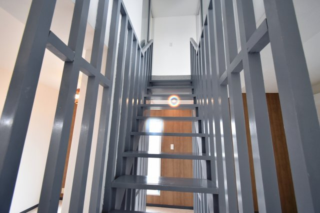 クレスト甲東園A棟の内装|2F階段