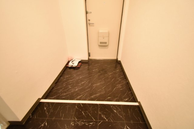 クレスト甲東園A棟の玄関