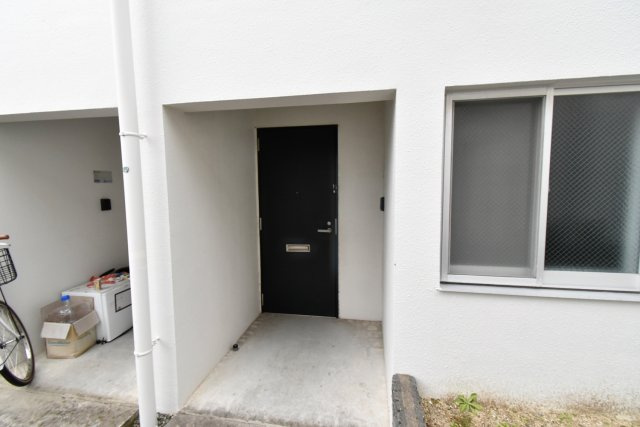 クレスト甲東園A棟のエントランス