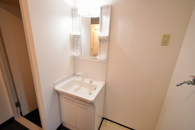 クレスト甲東園A棟の独立洗面台
