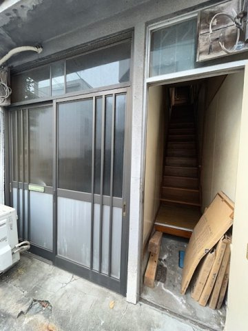 １Fと２Fは別々の玄関になります。
荷物は、近日運びだしますので、ご安心ください。