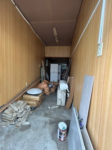 １F　土間エリアの先に４帖半程の和室とキッチントイレがあります。
荷物は、近日運びだしますので、ご安心ください。