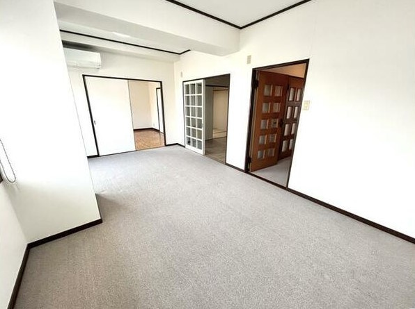 【商談中】ハイプラザ長岡の居間・リビング|リビング約9.8帖
玄関、ダイニング、洋室への動線のあるリビングフロアです(^^)/