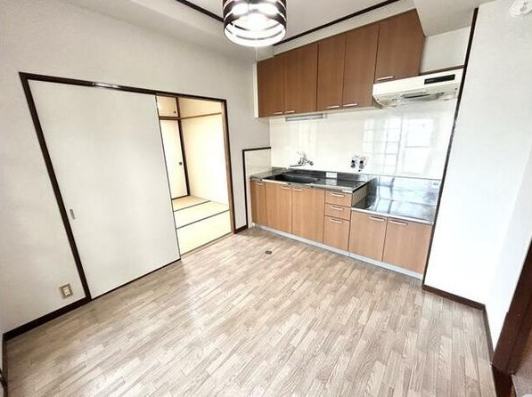 【商談中】ハイプラザ長岡のキッチン|ガスコンロ置き場付キッチン。ダイニングテーブルを置いたり、食卓フロアとしてお使いいただけます♪