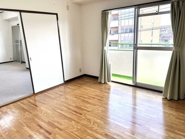 【商談中】ハイプラザ長岡の洋室|洋室約8帖
バルコニーで出ることができます！