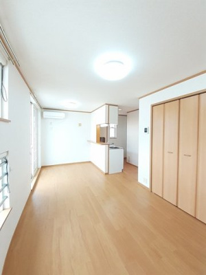 【居間・リビング】 | ウィッシュⅡ | こちらの居間で趣味の時間をお楽しみください