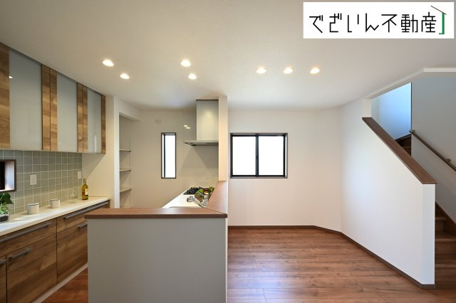 【居間・リビング】 | 本庄市小島　戸建住宅ー＊Design HOUSE＊ | ハイセンスな空間を豊かに表現する素敵な床、時間によってさまざまな陽光を映し出す大きな窓、住みやすさを追求した間取り…拘りを持って造り上げた家は、流れる時間を豊かにします。
現地(2025年7月撮影)