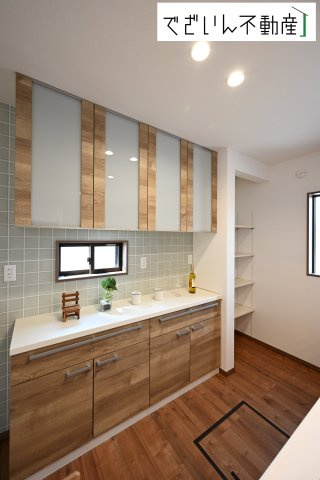 【キッチン】 | 本庄市小島　新築住宅ー＊Design HOUSE＊ | ≪A号棟≫パントリーとシステムキッチンと同メーカーで統一感のある備付食器棚があり、キッチンまわりをきれいに保つことができます。
現地(2025年7月撮影)