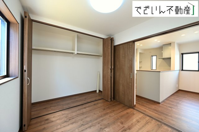 【洋室】 | 本庄市小島　新築住宅ー＊Design HOUSE＊ | ≪A号棟≫流行に左右されず、将来にわたって価値が継続する「上質」な佇まい。おしゃれな雰囲気や自然の潤い、親しみやすさといった個性を、街に新たな価値をもたらし続けます。
現地(2025年7月撮影)