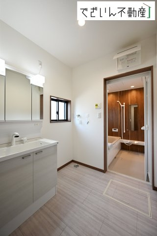 【独立洗面台】 | 本庄市小島　新築住宅ー＊Design HOUSE＊ | ≪A号棟≫大きな洗面台は、身だしなみチェックや歯磨きなど、朝の慌ただしい時間でも余裕とゆとりを感じて頂けます。
現地(2025年7月撮影)