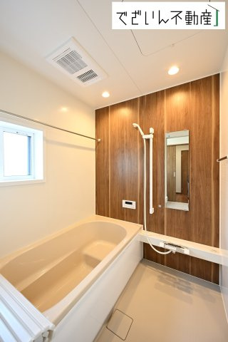 【浴室】 | 本庄市小島　新築住宅ー＊Design HOUSE＊ | ≪A号棟≫ほどよい優しいライトに包まれたバスルーム。香りの良いバスソルトに身をまかせ、浴槽でゆっくりと深呼吸。一日の疲れが癒されます。
現地(2025年7月撮影)