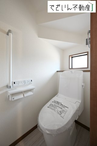【トイレ】 | 本庄市小島　新築住宅ー＊Design HOUSE＊ | ≪A号棟≫1・2階にトイレがございます♪朝の忙しい時間帯も待たずにすみそうですね♪
現地(2025年7月撮影)