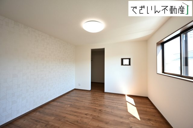 【洋室】 | 本庄市小島　新築住宅ー＊Design HOUSE＊ | ≪A号棟≫採光もアクセントの一つ。プライベートルームにはやさしい光が射し込んでいて、この明るい好みの空間で読書をしたり、音楽を聞いたりと一人の時間も充実したものにできます。
現地(2025年7月撮影)