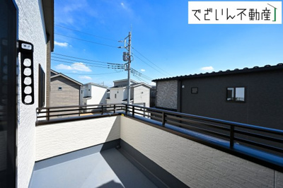 【バルコニー】 | 本庄市小島　戸建住宅ー＊Design HOUSE＊ | ≪A号棟≫ずっと太陽を感じる事ができるのは、遮るものが視界に無いから。彼方に広がる風景が絵画のように広がります。
現地(2025年7月撮影)