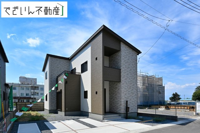 【外観】 | 本庄市小島　新築住宅ー＊Design HOUSE＊ | ≪A号棟≫流行に左右されず、将来にわたって価値が継続する「上質」な佇まい。おしゃれな雰囲気や自然の潤い、親しみやすさといった個性を、街に新たな価値をもたらし続けます。
現地(2025年7月撮影)