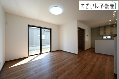 【居間・リビング】 | 本庄市小島　戸建住宅ー＊Design HOUSE＊ | ≪A号棟≫窓からのあたたかい光をあびながらの朝食。今日も一日がんばれそう！と思えるリビングダイニングです。
現地(2025年7月撮影)