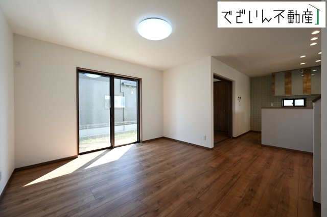 【居間・リビング】 | 本庄市小島　新築住宅ー＊Design HOUSE＊ | ≪A号棟≫窓からのあたたかい光をあびながらの朝食。今日も一日がんばれそう！と思えるリビングダイニングです。
現地(2025年7月撮影)
