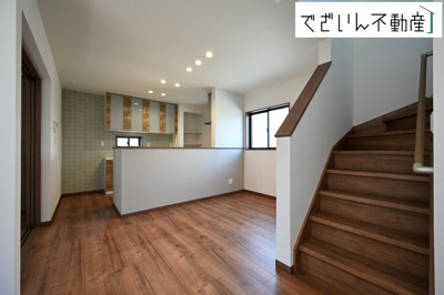 【居間・リビング】 | 本庄市小島　新築住宅ー＊Design HOUSE＊ | ≪A号棟≫気がづけば家族が集まって楽しい会話と食事が始まる空間―皆で笑って過ごす幸せ溢れるリビングです。
現地(2025年7月撮影)