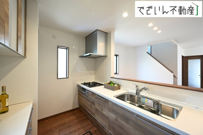【キッチン】 | 本庄市小島　戸建住宅ー＊Design HOUSE＊ | ≪A号棟≫お料理をしながら家族との会話が楽しめるキッチン。リビングで遊ぶお子様を見守りながらお料理できます。出来上がったお料理や後片付けを手伝ってもらう等家事分担できます♪
現地(2025年7月撮影)
