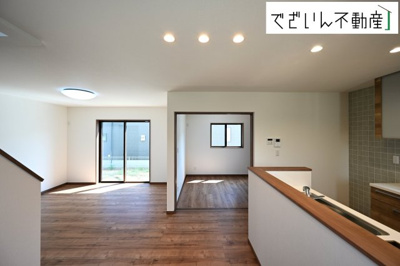 【居間・リビング】 | 本庄市小島　戸建住宅ー＊Design HOUSE＊ | ≪A号棟≫ 窓からのあたたかい光をあびながらの朝食。今日も一日がんばれそう！と思えるリビングダイニングです。
現地(2025年7月撮影)