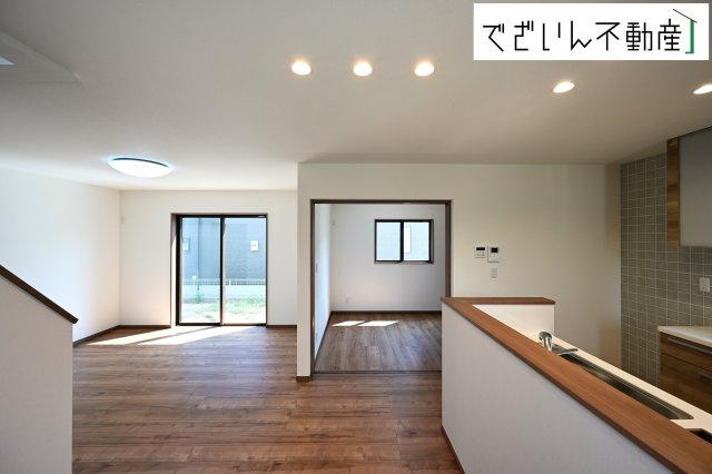 【居間・リビング】 | 本庄市小島　戸建住宅ー＊Design HOUSE＊ | ≪A号棟≫ 窓からのあたたかい光をあびながらの朝食。今日も一日がんばれそう！と思えるリビングダイニングです。
現地(2025年7月撮影)