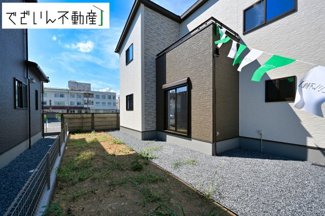 【外観】 | ≪A号棟≫ここから始まる「日常」はご家族にとって大切で貴重な時間。ご家族皆さんが笑顔に包まれる素敵な生活が待っていることでしょう。
現地(2025年7月撮影)