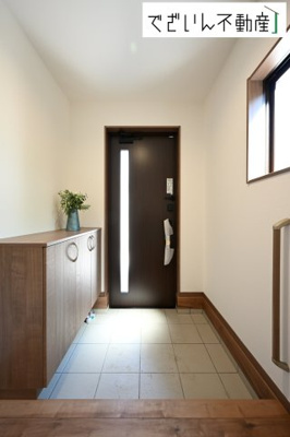 【玄関】 | 本庄市小島　戸建住宅ー＊Design HOUSE＊ | ≪A号棟≫お客様をお迎えする玄関は落ち着いた雰囲気。帰りに着くたび洗練されたテイストの空間に迎えられ誇りと喜びを感じる玄関まわりです。
現地(2025年7月撮影)