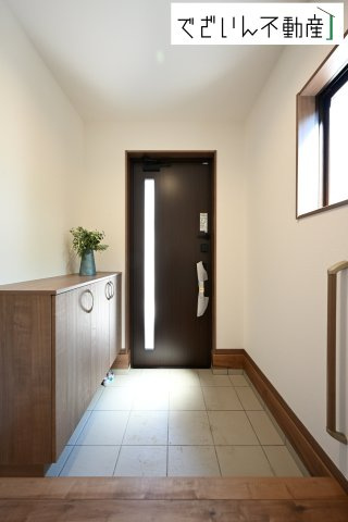 【玄関】 | 本庄市小島　戸建住宅ー＊Design HOUSE＊ | ≪A号棟≫お客様をお迎えする玄関は落ち着いた雰囲気。帰りに着くたび洗練されたテイストの空間に迎えられ誇りと喜びを感じる玄関まわりです。
現地(2025年7月撮影)