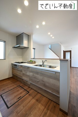 【キッチン】 | 本庄市小島　新築住宅ー＊Design HOUSE＊ | ≪A号棟≫ご家族みんなで調理ができる位のスペースを実現したキッチン空間。みんなで作った料理を召し上がりながらの会話は、自然と笑いが絶えない空間がそこに広がります。
現地(2025年7月撮影)