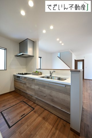 【キッチン】 | 本庄市小島　新築住宅ー＊Design HOUSE＊ | ≪A号棟≫ご家族みんなで調理ができる位のスペースを実現したキッチン空間。みんなで作った料理を召し上がりながらの会話は、自然と笑いが絶えない空間がそこに広がります。
現地(2025年7月撮影)
