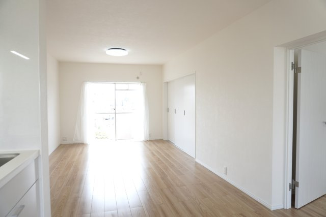 十條草加マンションB棟の居間・リビング